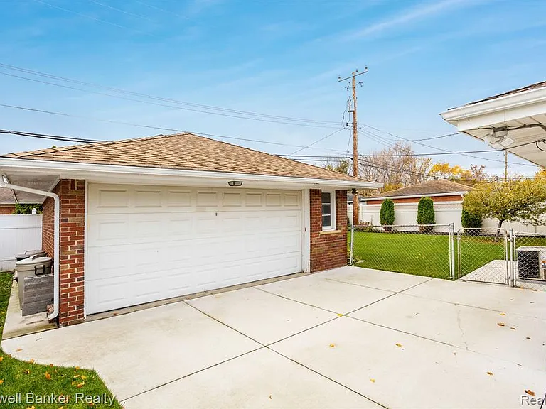20571 Brooklawn Dr — Photo 3