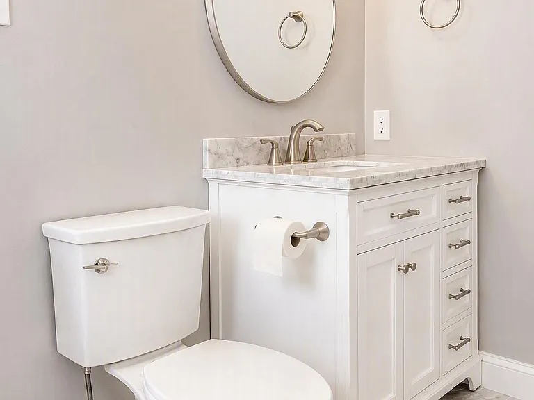 Second full bathroom with tub