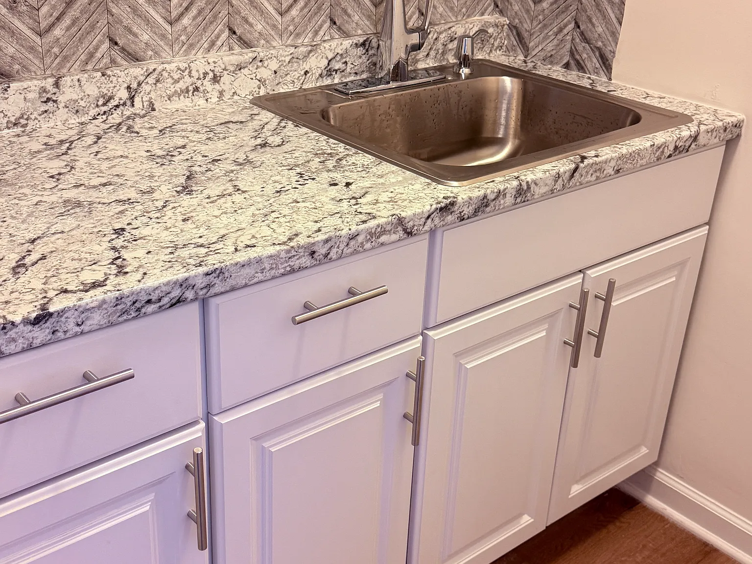 1 bed, 450 sqft, $1,250 — Photo 3