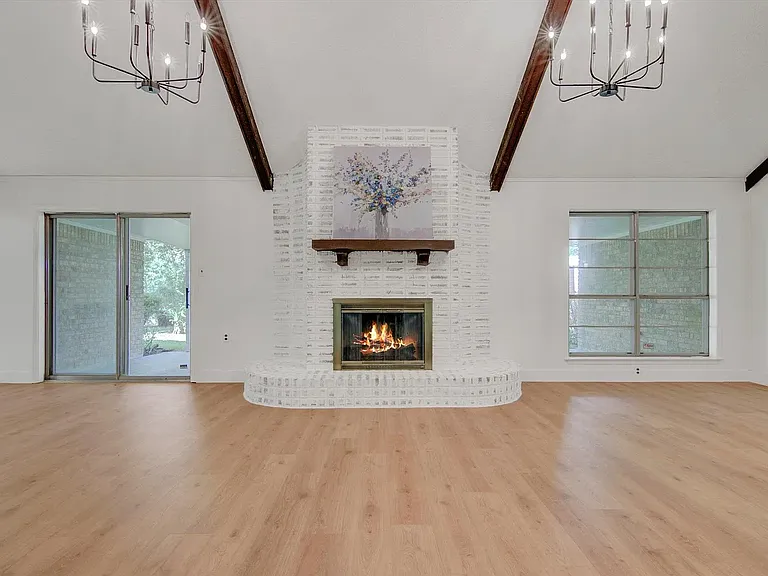 3945 Cheryl St — Photo 3