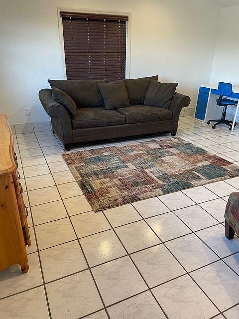 1st image of 605 SE 13th St #3