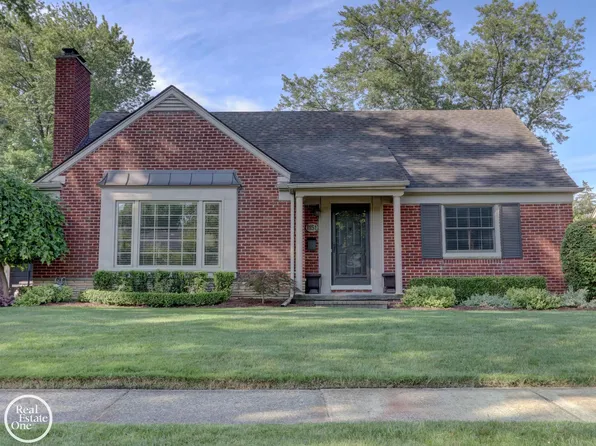 1151 Paget Ct, Grosse Pointe Woods, MI 48236