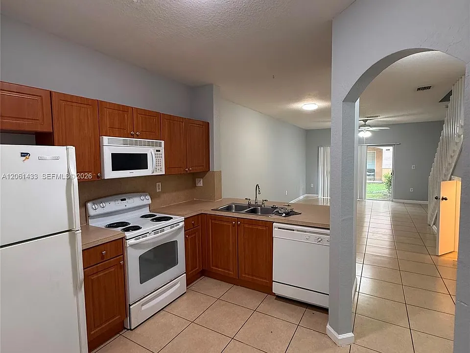 8811 S Isles Cir #8811