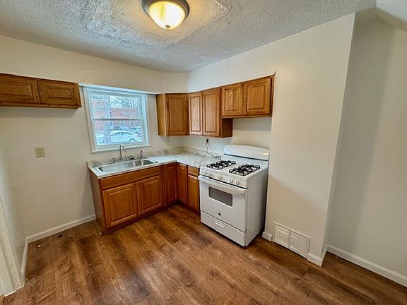 4th image of 4 Minden Ave #143