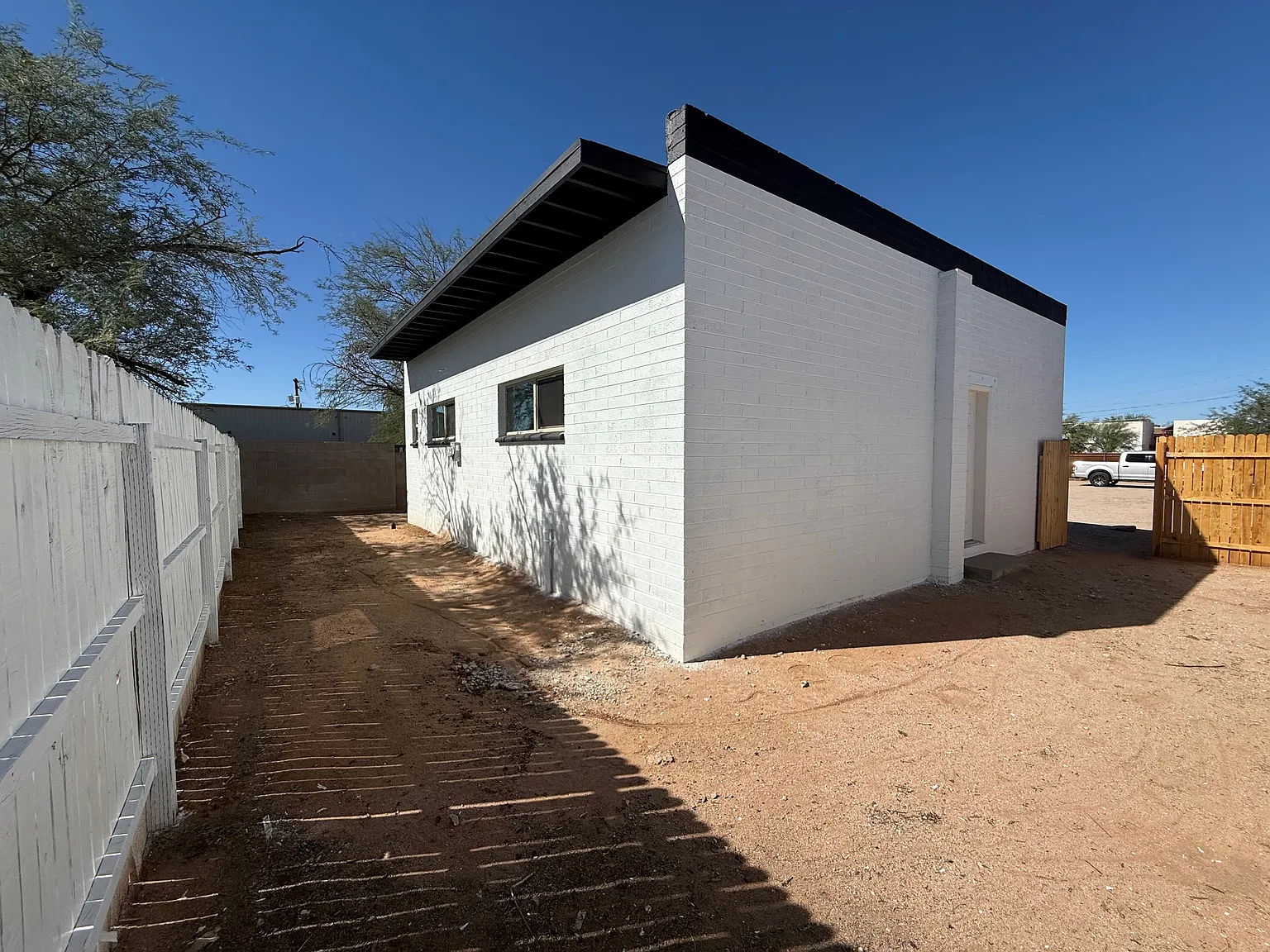 325 W King Rd — Photo 3