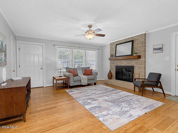 3rd image of 637 Clayton Street