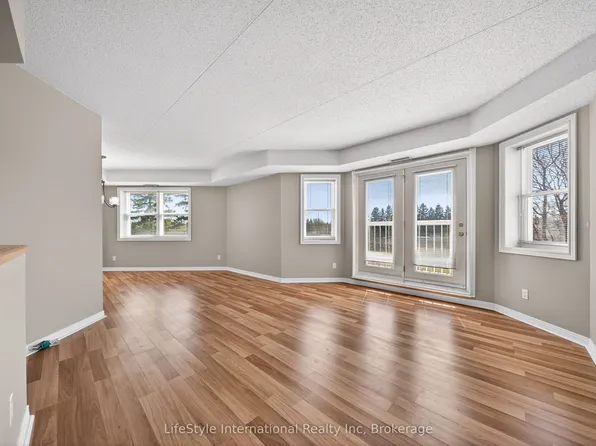 208 Silvercreek Pkwy N #209, Guelph, ON N1H 8H2