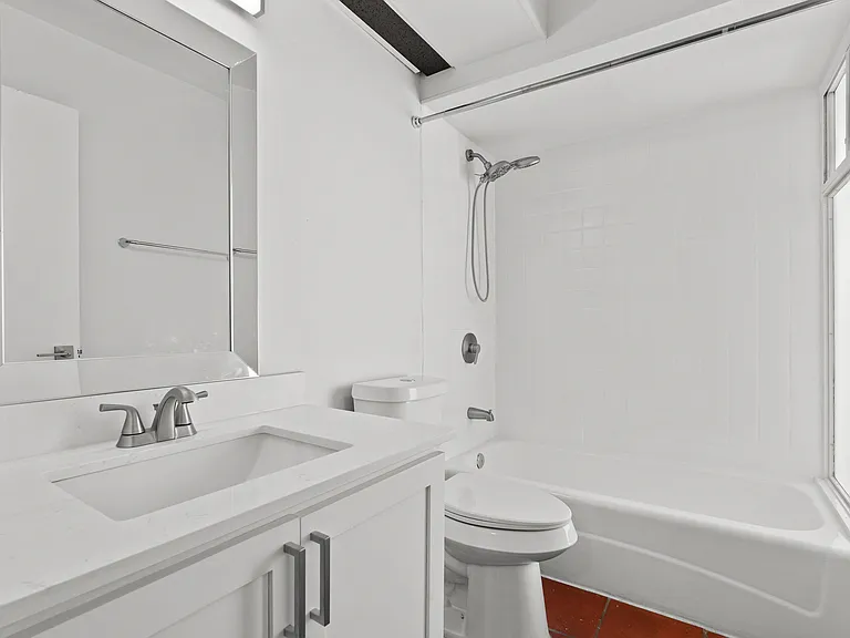Four Oaks Apartments — Photo 13