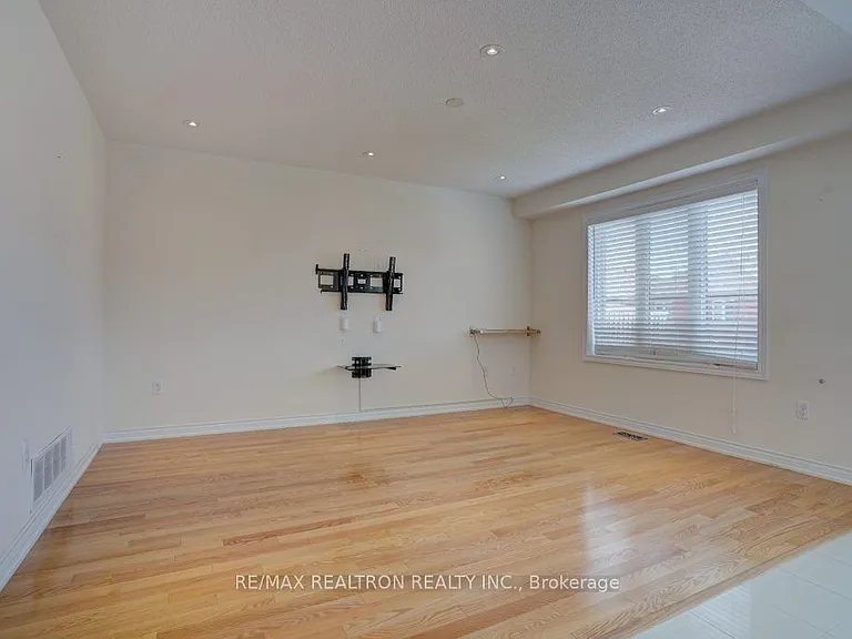 21 Shapland Cres — Photo 4