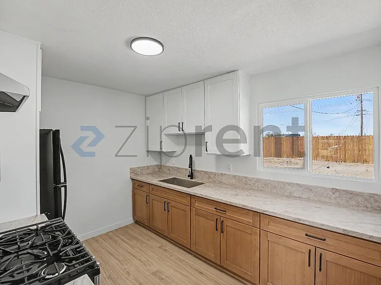 2829 Laurel St — Photo 6