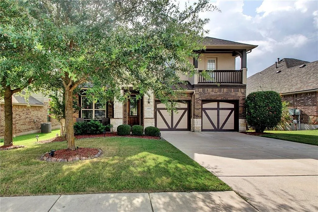 5 bed, 3.5 bath, 3310 sqft, $2,900 — Photo 3