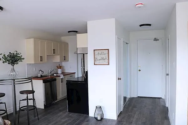 936 King St W #302 — Photo 5