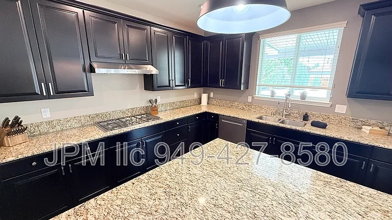 5 bed, 3.0 bath, 3060 sqft, $4,200 — Photo 3