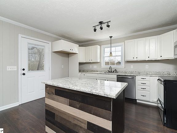 3rd image of 205 Raven Wood Cir