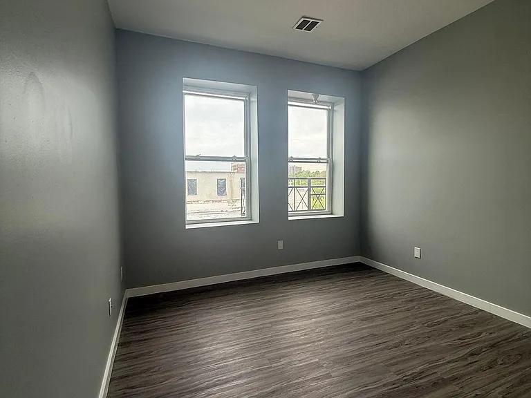 98 Clinton Ave #B402 — Photo 2