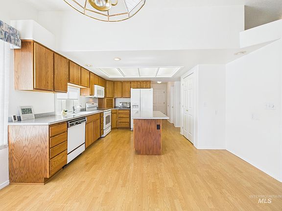 3rd image of 1480 Fernlee Cir