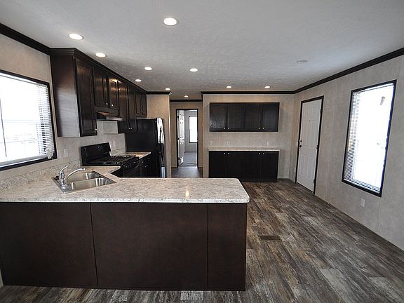 KITCHEN / DINING AREA 