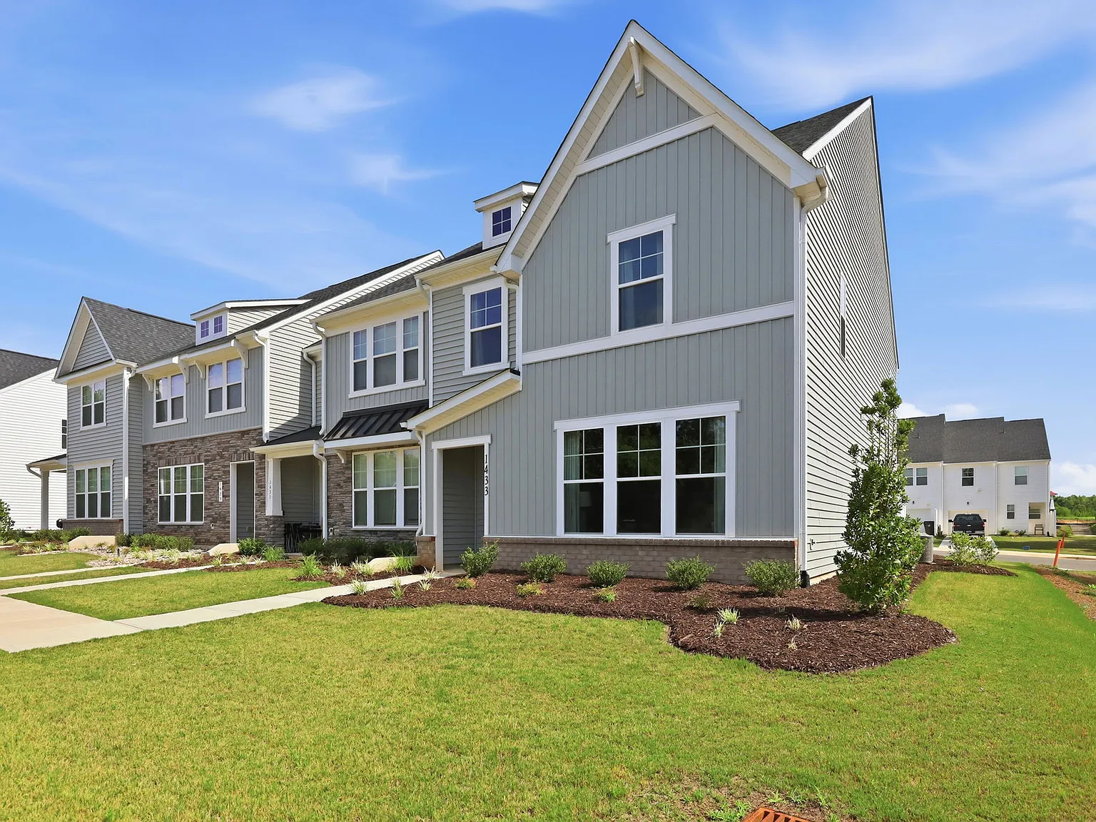 3 bed, 2.5 bath, 1873 sqft, $1,895 — Photo 3