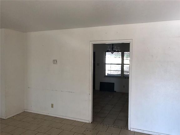 3rd image of 10048 Yukon St