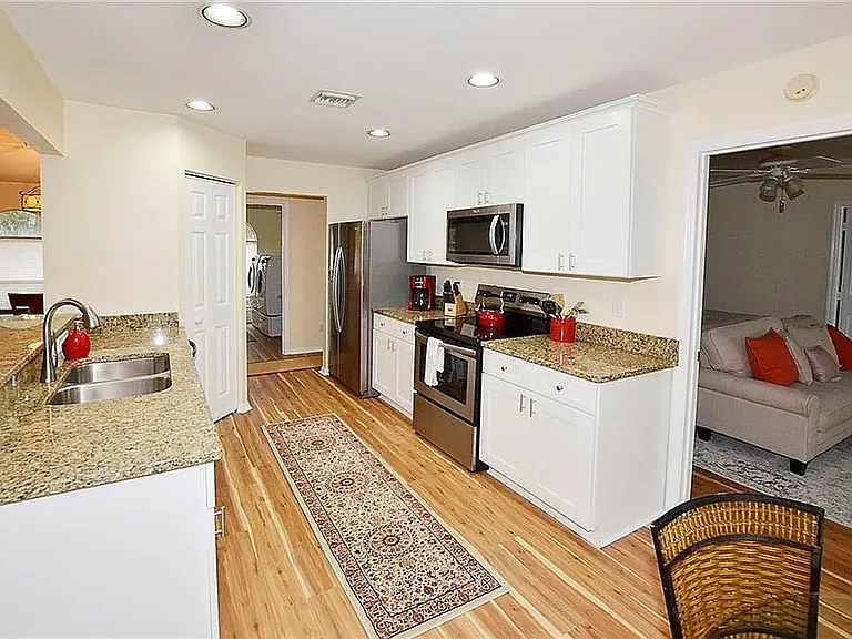 745 38th Ct — Photo 3