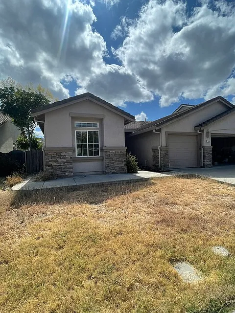 4 bed, 2.0 bath, 2055 sqft, $3,100 — Photo 3