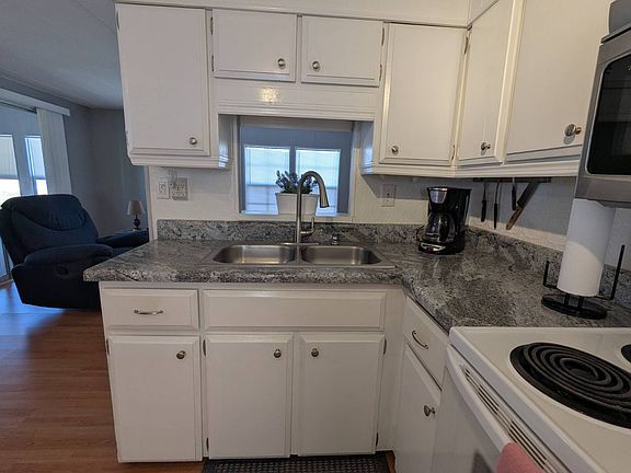 5th image of 66106 Windsor Rd