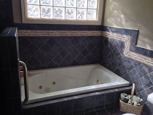 Jetted inset tub
