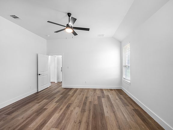 5th image of 901 Meadowlark Ln