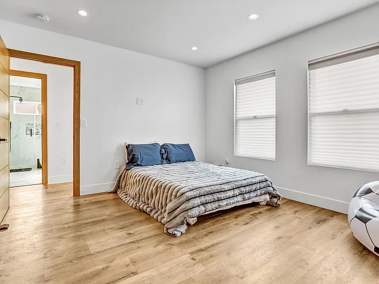 6904 Corbin Ave — Photo 11