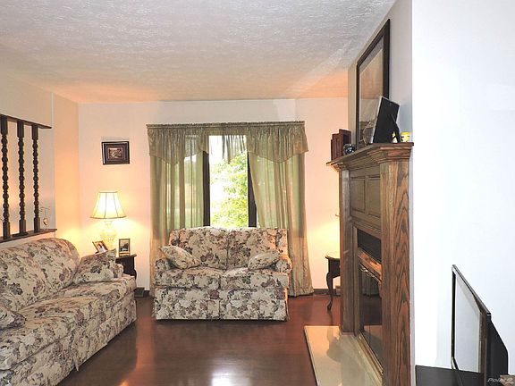 Living Room with fireplace