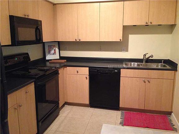 2nd image of 2421 W Horatio St Unit 828