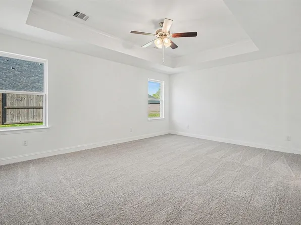 8 Gemstone Ct, Angleton, TX 77515