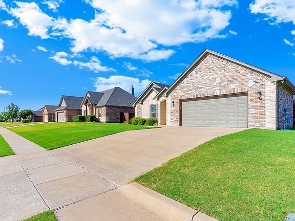 3rd image of 808 Chestnut Grove Dr