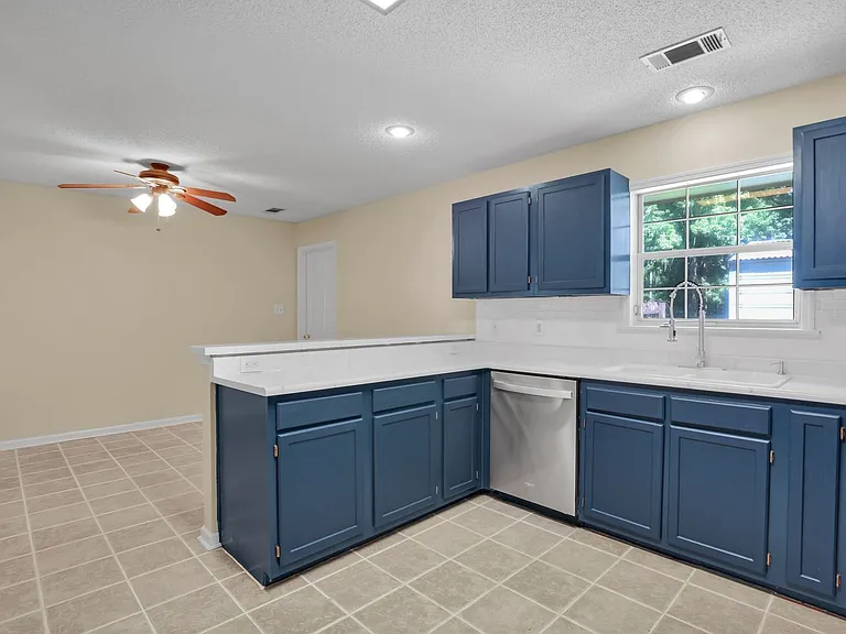 8 N Nicholson Cir — Photo 17