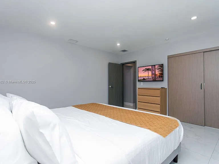 1218 Hollywood Blvd — Photo 37
