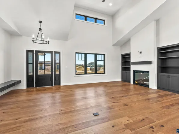 5519 W Colonial Ct, Sioux Falls, SD 57107