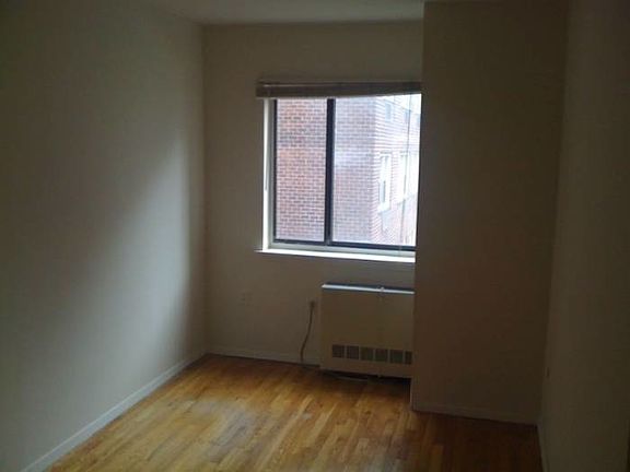 4th image of 130 E 28th St