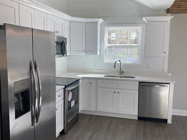 1135 Veterans Dr — Photo 2