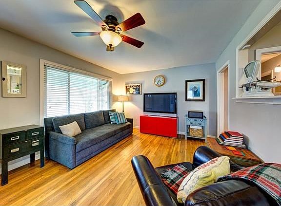 Large front window brings in tons of natural light.