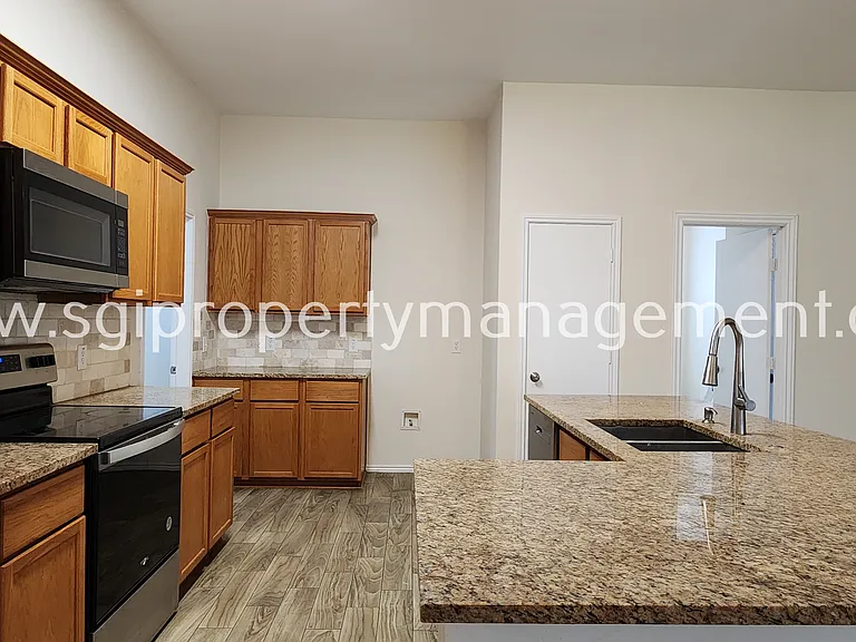 2304 Hayes St — Photo 7
