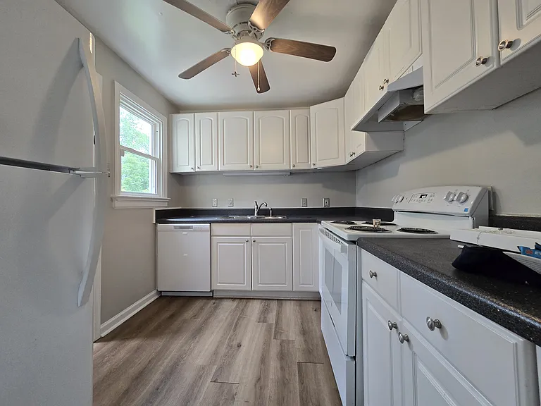 1115 Stewart Dr — Photo 3
