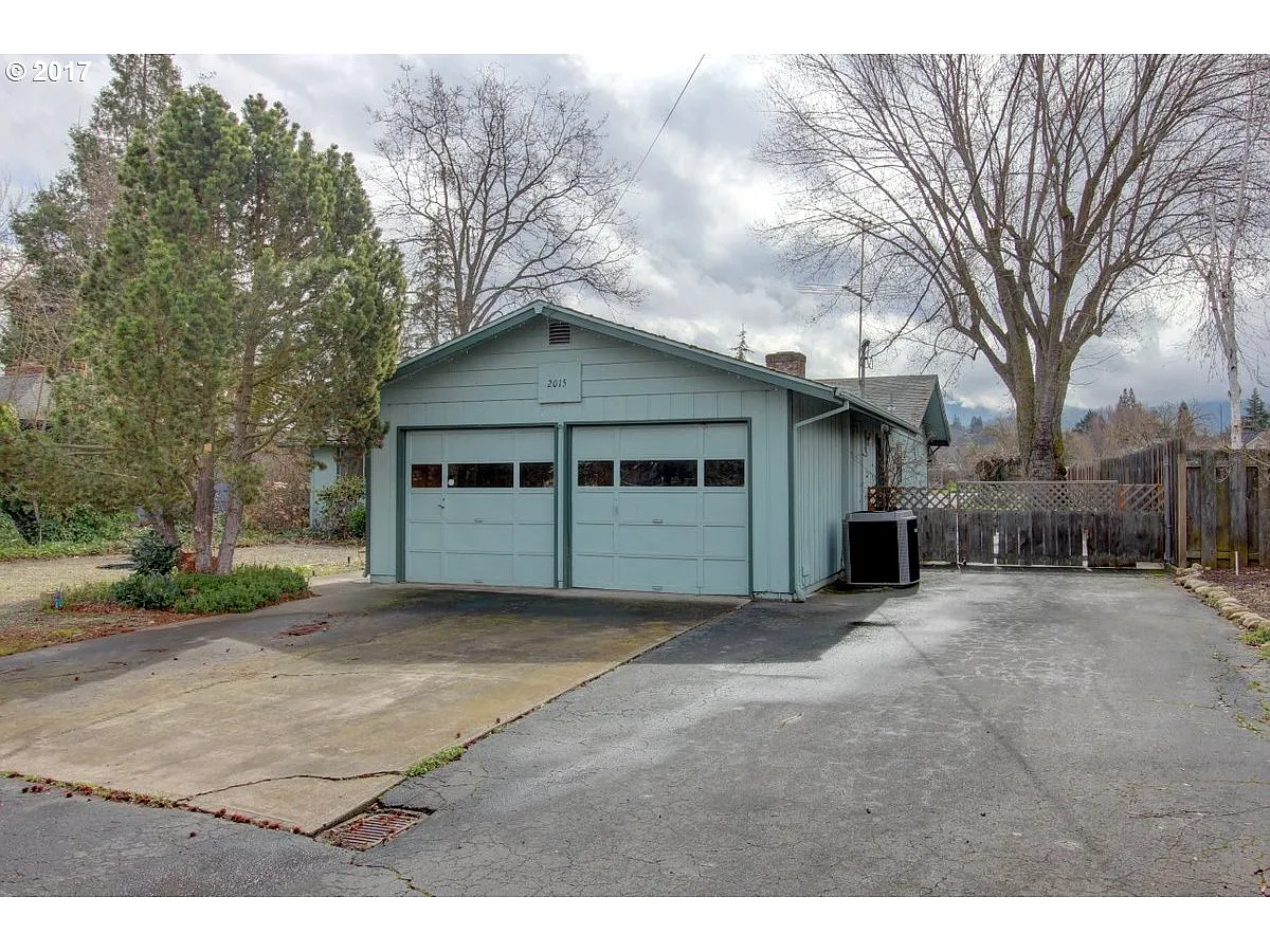 2015 Sunset Dr photo 1