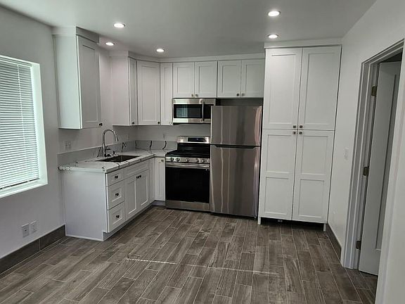 2nd image of 23321.5 Hamlin St