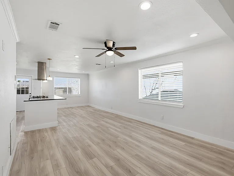 1002 Mardi Gras Ln — Photo 18