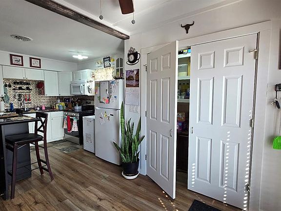 3rd image of 161 Old River Rd