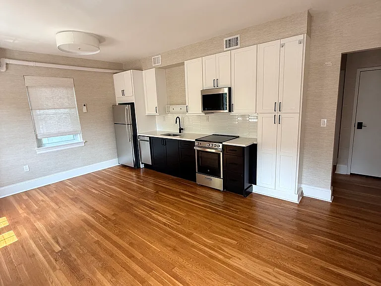 172 Nassau St #202 — Photo 3
