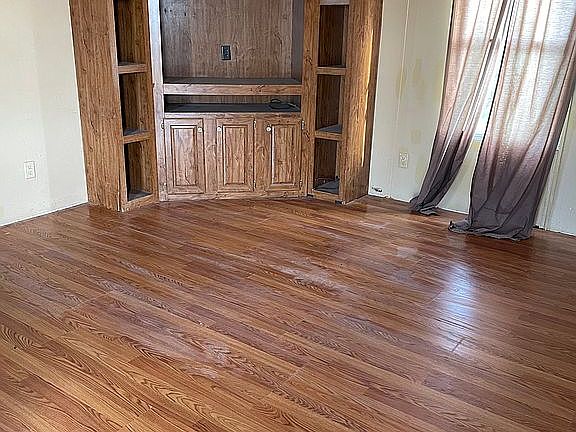 4th image of 8802 Evergreen Ln