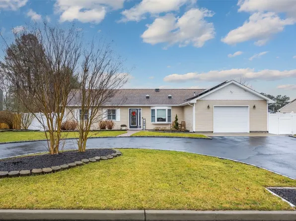 18 Thrasher Avenue, Bellport, NY 11713