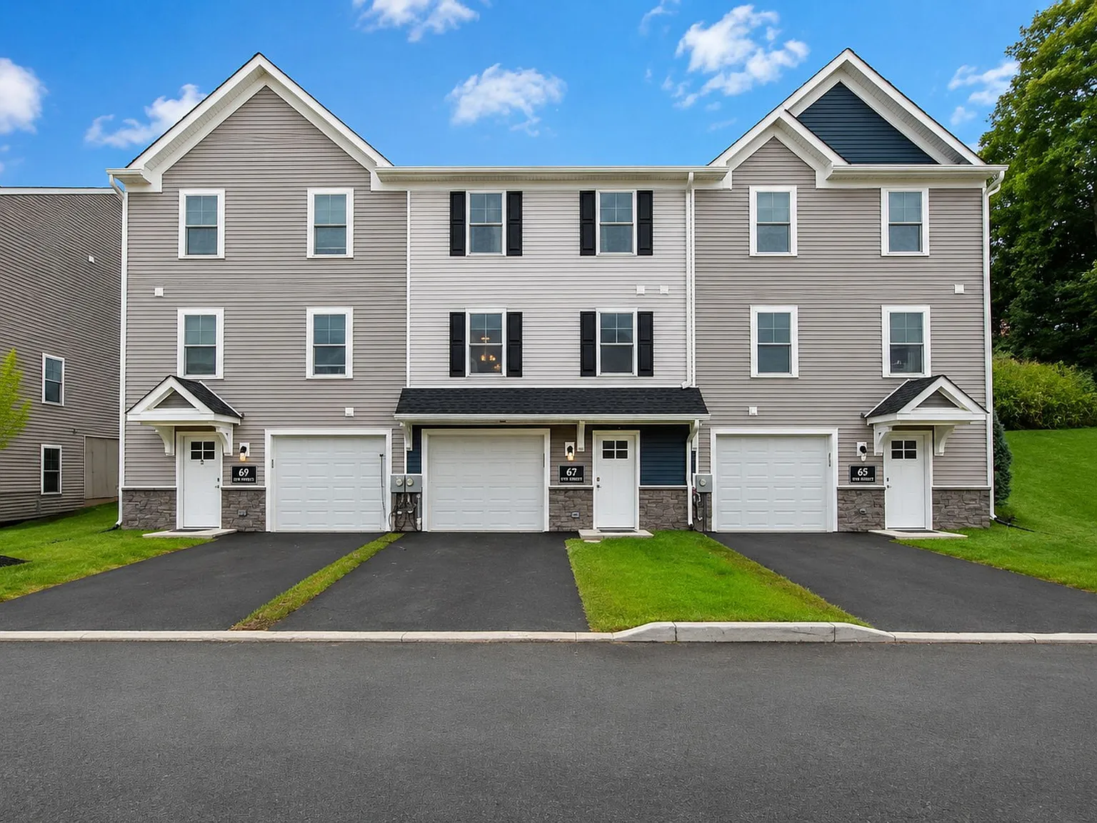 Brand New 3BR/2.5BA Townhomes Laurel Hills, Easton PA — Photo 2