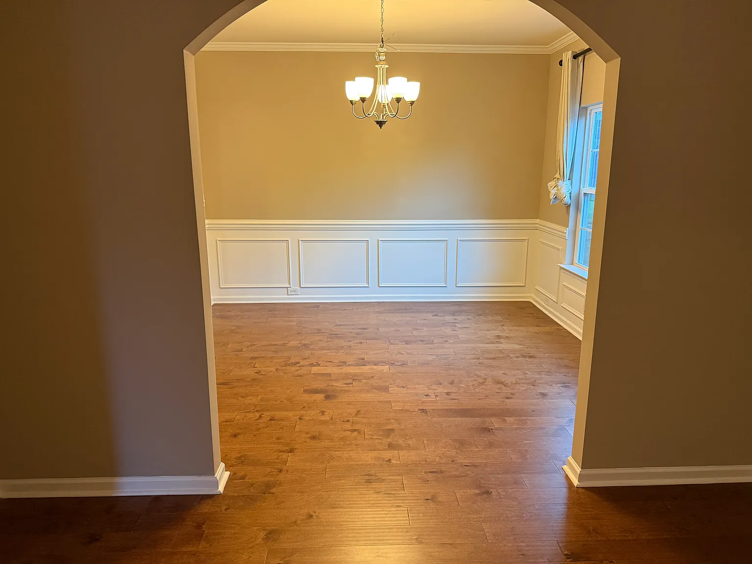 5 bed, 4.5 bath, 3553 sqft, $3,299 — Photo 3